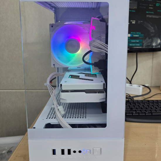 피씨스토어 화이트 게이밍PC 인텔 i5-14400F RTX5050 (16GB, M.2 500GB)