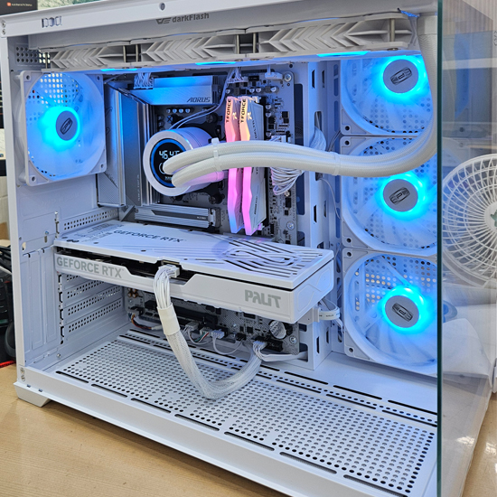 피씨스토어 하이엔드 쇼츠 게이밍PC R7 7800X3D RTX 5070 (32GB, M.2 500GB)