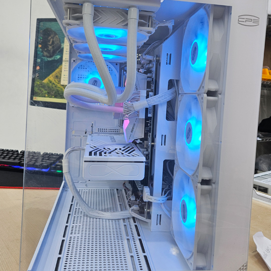 피씨스토어 하이엔드 쇼츠 게이밍PC R7 7800X3D RTX 5070 (32GB, M.2 500GB)