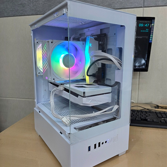 피씨스토어 화이트 게이밍PC 인텔 i5-14400F RTX5050 (16GB, M.2 500GB)