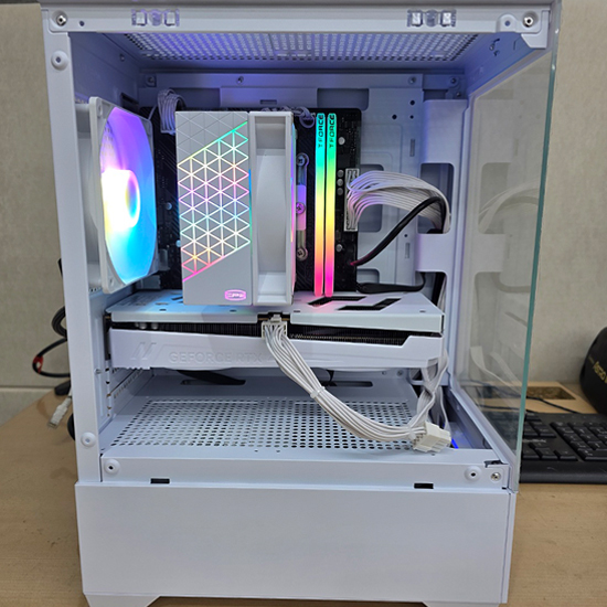 피씨스토어 화이트 게이밍PC 인텔 i5-14400F RTX5050 (16GB, M.2 500GB)