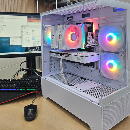 피씨스토어 하이엔드 게이밍 어항 PC R7 7800X3D RTX 5070 (32GB, M.2 1TB)