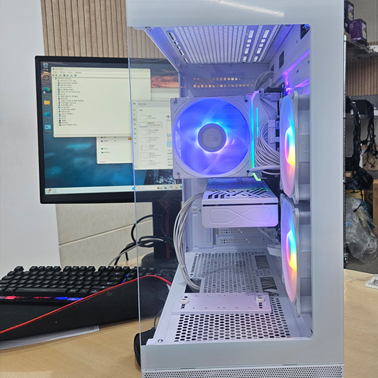 피씨스토어 하이엔드 게이밍 어항 PC R7 7800X3D RTX 5070 (32GB, M.2 1TB)
