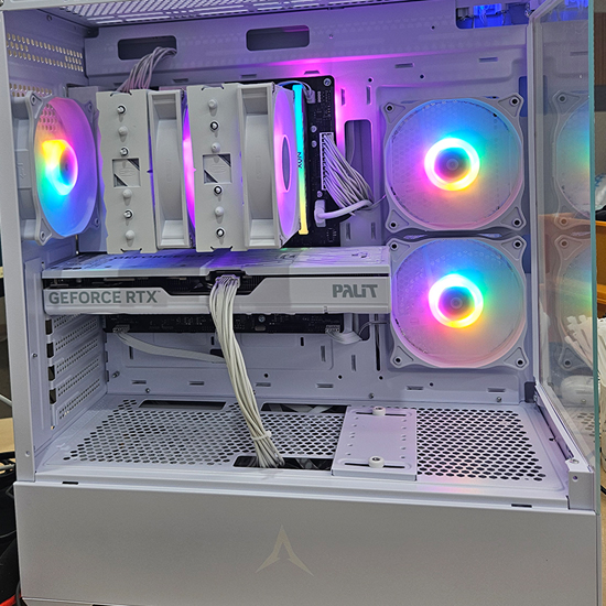 피씨스토어 하이엔드 게이밍 어항 PC R7 7800X3D RTX 5070 (32GB, M.2 1TB)
