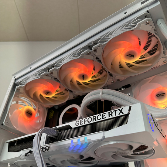 하이엔드 PC 라이젠7 7800X3D RTX5070 (32GB, M.2 1TB)