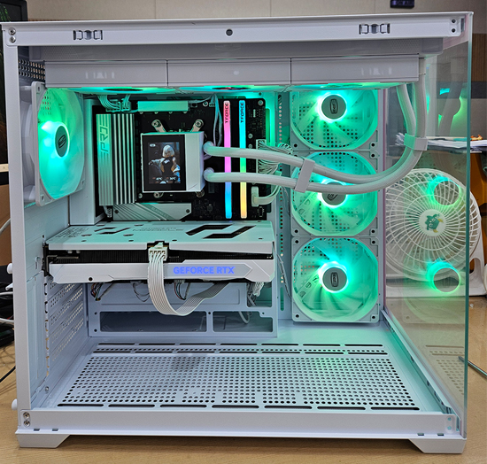 화이트 감성 어항 PC 라이젠5 7500F RTX5060 (32GB, M.2 500GB)