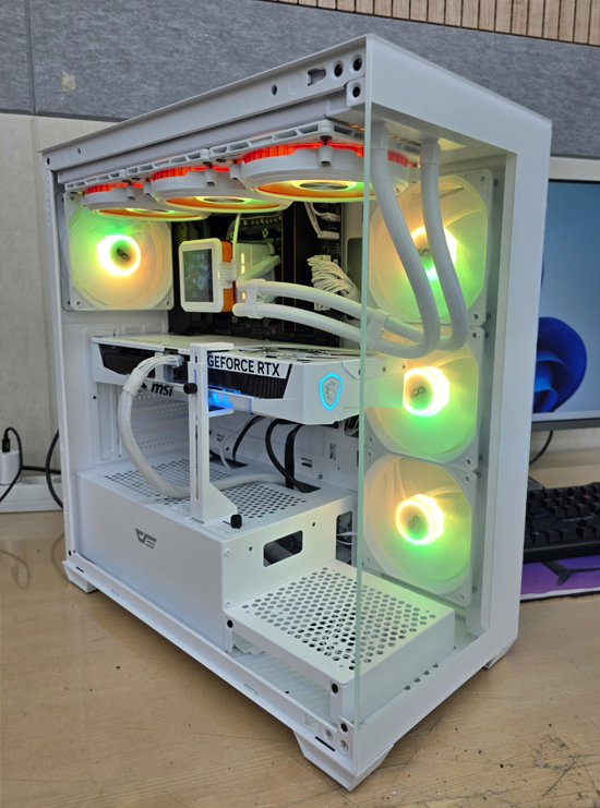하이엔드 PC 라이젠7 7800X3D RTX5070 (32GB, M.2 1TB)