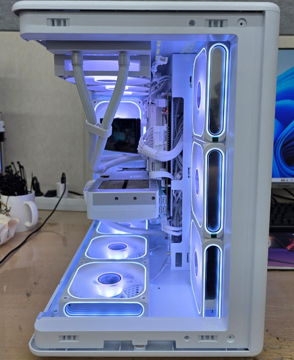 어항 PC 라이젠7 7800X3D RTX5070TI (32G, M.2 1TB)