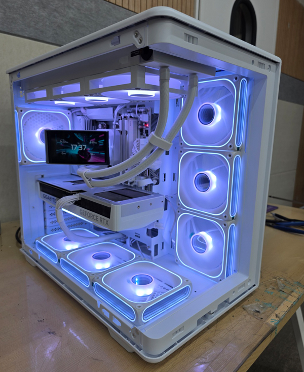 어항 PC 라이젠7 7800X3D RTX5070TI (32G, M.2 1TB)
