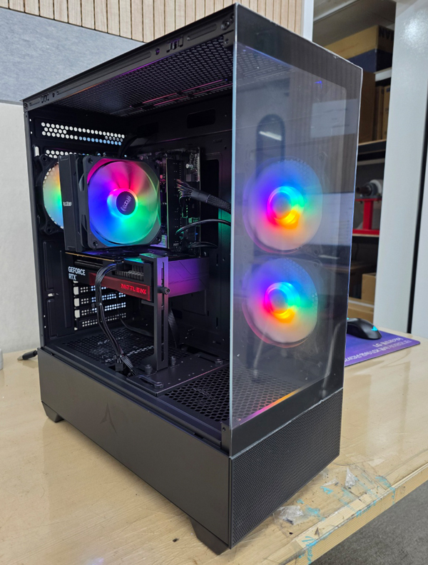 화이트 게이밍PC 인텔 i5-14400F RTX5050 (16GB, M.2 500GB)