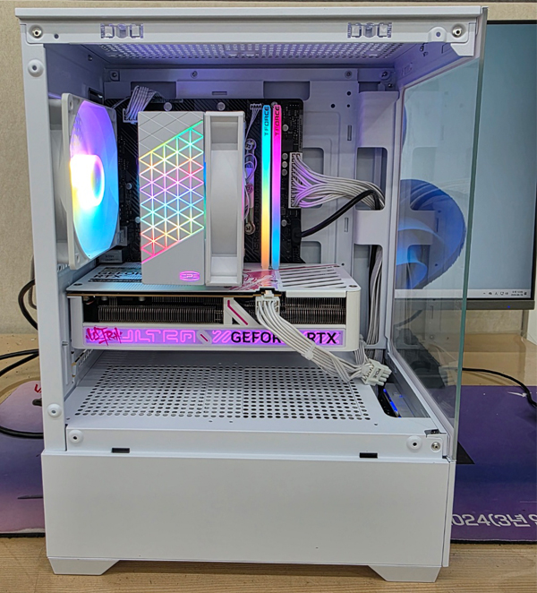 피씨스토어 화이트 게이밍PC 인텔 i5-14400F RTX5050 (16GB, M.2 500GB)