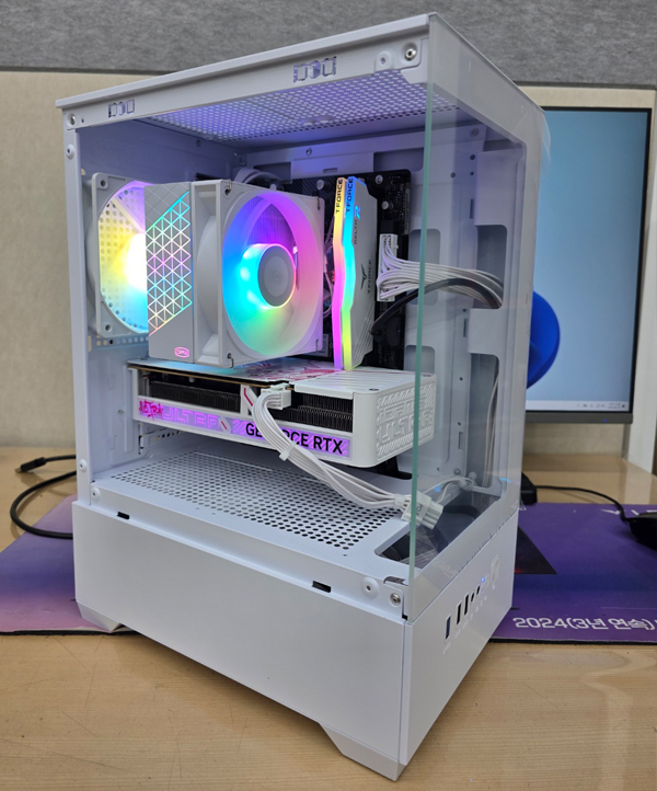 피씨스토어 화이트 게이밍PC 인텔 i5-14400F RTX5050 (16GB, M.2 500GB)