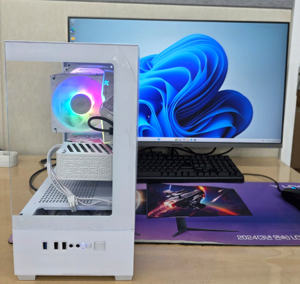 피씨스토어 화이트 게이밍PC 인텔 i5-14400F RTX5050 (16GB, M.2 500GB)